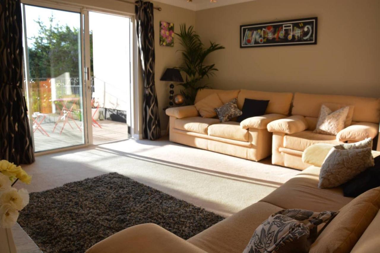 Vakantiehuis Modern 3 Bedroom House Near The Sea *